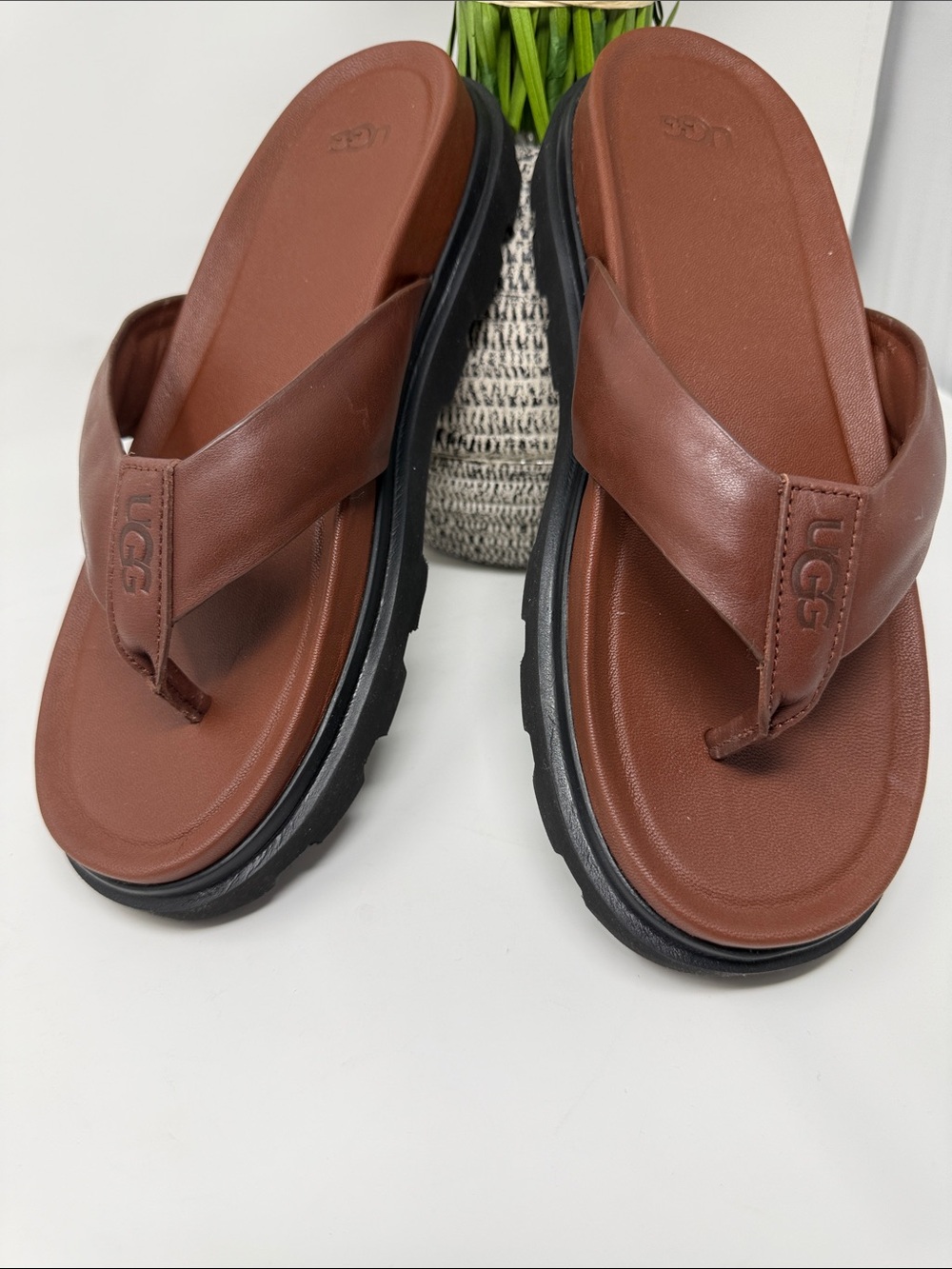 NEW MEN UGG Chestnut Brown Leather Thong Sandals